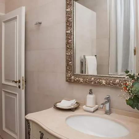 Apartment Centrally Located Luxury Rom