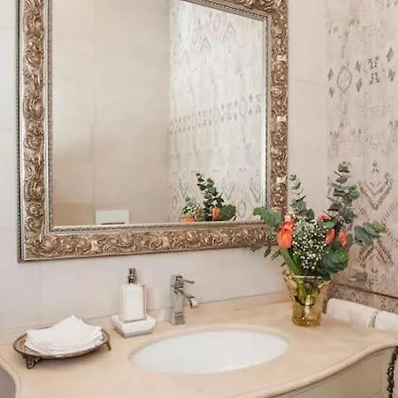 Centrally Located Luxury Apartment