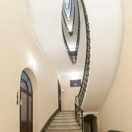 Centrally Located Luxury Apartment *
