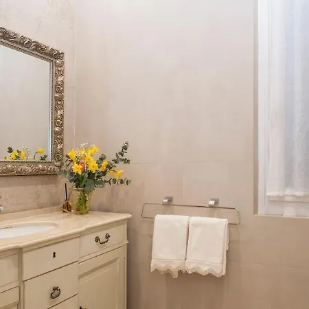 Centrally Located Luxury Rom