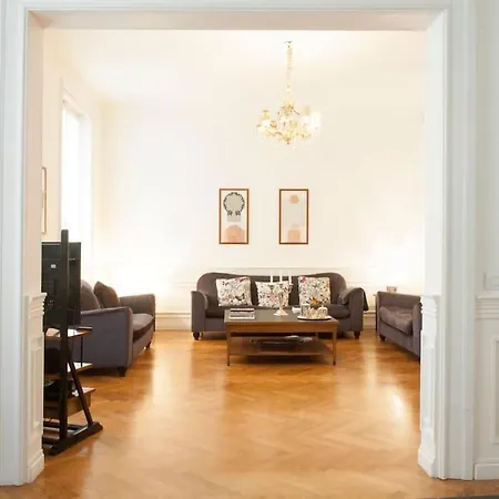 Centrally Located Luxury Apartment *