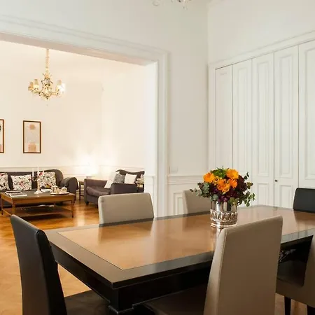 Apartment Centrally Located Luxury Rom