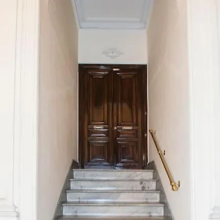 Centrally Located Luxury Rom