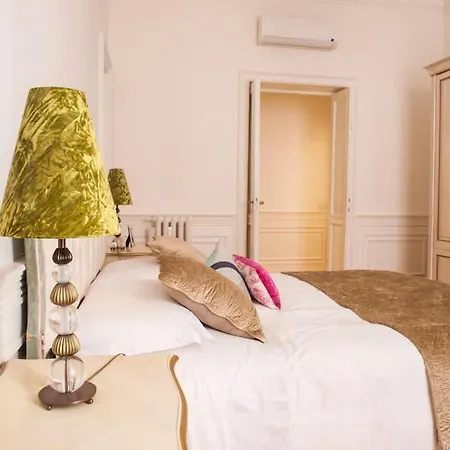 Centrally Located Luxury Apartment *